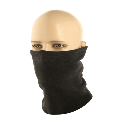 Model med M-Tac Polartec Lang Tubehalstørklæde i sort fleece, alsidigt tilbehør til beskyttelse mod elementerne. Ideel til koldt vejr.