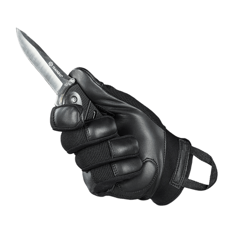M-Tac Handsker Police Gen.2 taktisk handske i sort læder og syntetisk materiale, der holder et knivfast greb om en kniv.