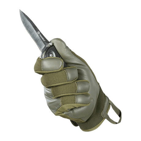 M-Tac Handsker Police Gen.2 med kniv i taktisk position for forbedret greb og beskyttelse, designet til politi og sikkerhedspersonale.