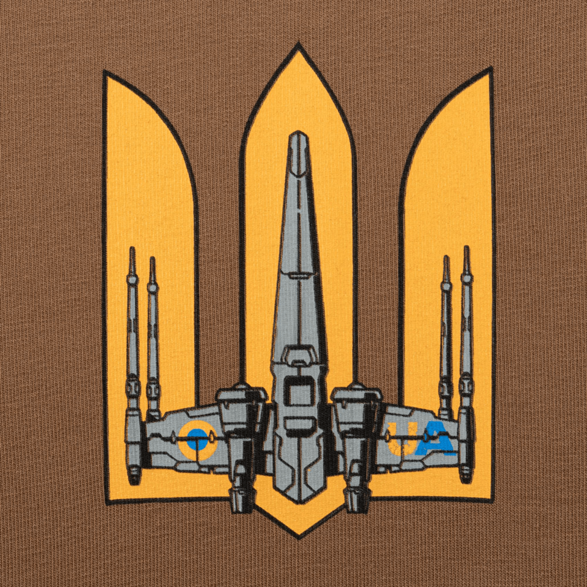 Design på M-Tac Raglan T-Shirt UA Side med sci-fi rumskib i stilfuldt print på brun baggrund, fremhæver kvalitet og unik stil.