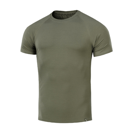 M-Tac Raglan T-Shirt 93/7 i olivengrøn, lavet af 93% bomuld og 7% elastan, med raglanærmer for komfort og bevægelsesfrihed.