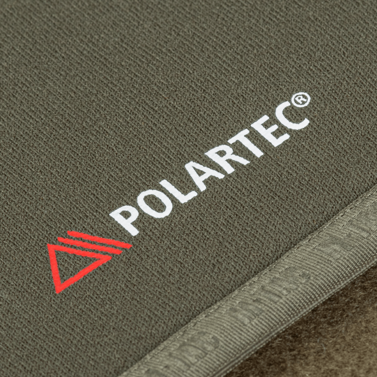 Nærbillede af M-Tac Shadow Polartec Fleece Sweatshirt med Polartec logo printet på stoffet.