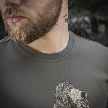 Mand iført M-Tac Sniper T-shirt med "Death From Afar" print, lavet af 93% bomuld og 7% elastan, ideel til militær og udendørs brug