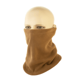 M-Tac Snood Elite Kort Justerbar Fleece i brug som ansigtsmaske på en mannequin, beskytter mod kulde og vind med justerbar pasform.
