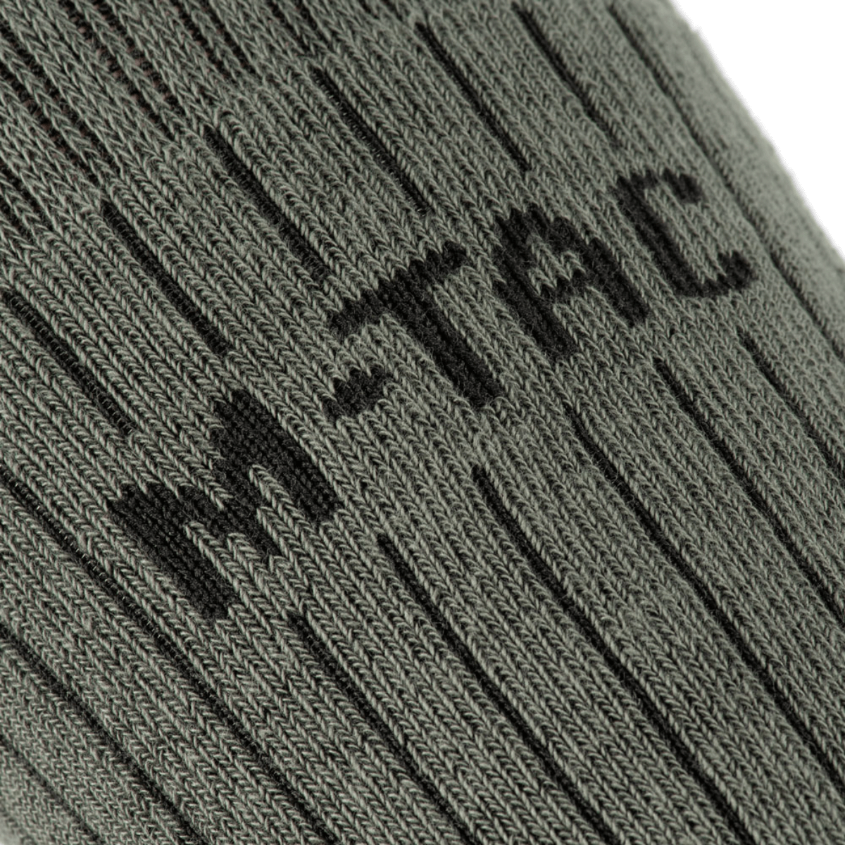 M-Tac Sokker Mid Calf Mk.4 detailbillede af tekstur og logo i grå farve, ideel til trekking og aktiv brug.