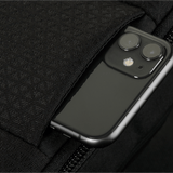 Detalje af M-Tac Sphaera Hardsling Bag Large Elite med Velcro, viser tekstur og lomme med smartphone.