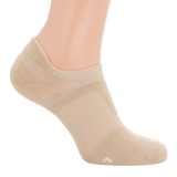 M-Tac Sportsokker i beige til løb og sport, med ergonomisk pasform og ventilation, vises på mannequin-fod.