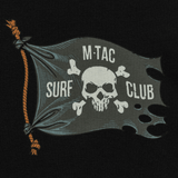 M-Tac T-Shirt Surf Club design med dødningehoved og flag, symboliserer stil og symbolik inspireret af klassiske krigsfilm og surfing. Sort baggrund.
