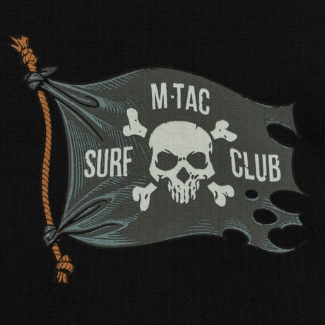 M-Tac T-Shirt Surf Club design med dødningehoved og flag, symboliserer stil og symbolik inspireret af klassiske krigsfilm og surfing. Sort baggrund.
