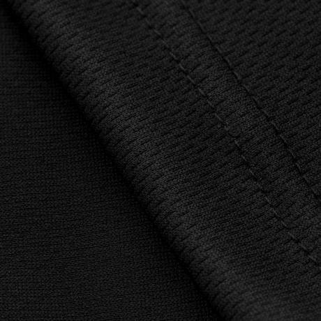 Detalje af M-Tac Sweating Ninja-Balaclava stofstruktur i 100% polyester, der effektivt leder fugt væk fra huden under aktivitet.