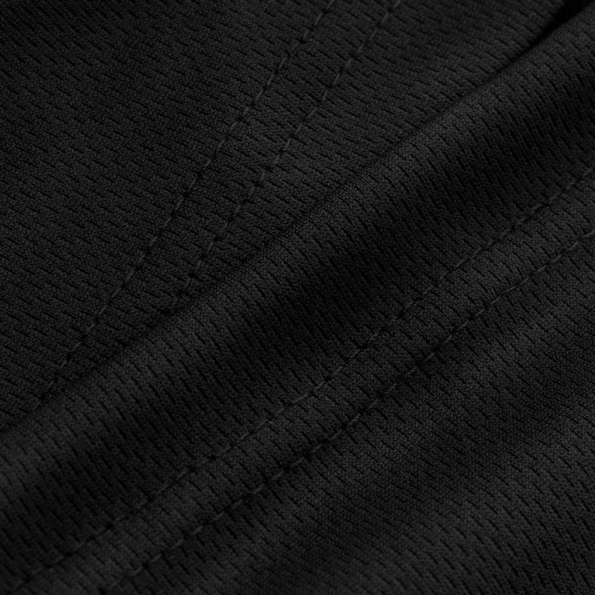 Nærbillede af M-Tac Sweating Ninja-Balaclava's polyesterstof, der effektivt transporterer fugt og beskytter mod støv.