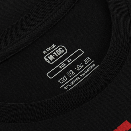 Nærbillede af M-Tac T-Shirt Freedom label, XS størrelse, 93% bomuld, 7% elastan. Viser vaskeanvisninger og mærkelogo.