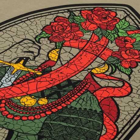 Detaljeret design på M-Tac T-Shirt Motanka med Motanka-dukke og kosakkernes sværd, symboliserer ukrainsk arv og spirit.