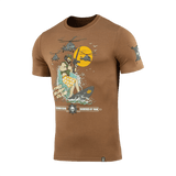 M-Tac T-Shirt Surf Club med ikonisk tryk af specialstyrkesoldat på surfbræt, helikoptere i baggrunden, brun farve.