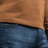 Nærbillede af M-Tac T-Shirt UA Side Langærmet med jeans, viser komfortabel pasform og holdbart materiale i brug.