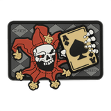 M-Tac Patch Joker Skull 3D PVC med joker og es fra dødskort, PVC-materiale, Velcro bagside, design til taktisk brug, 78 x 55 mm.