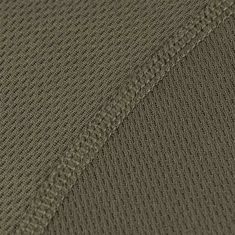 Nærbillede af M-Tac Tactical Sweat-Wicking T-Shirt Summer med flade sømme og hurtigtørrende polyester materiale. Fokus på svedtransporterende egenskaber.