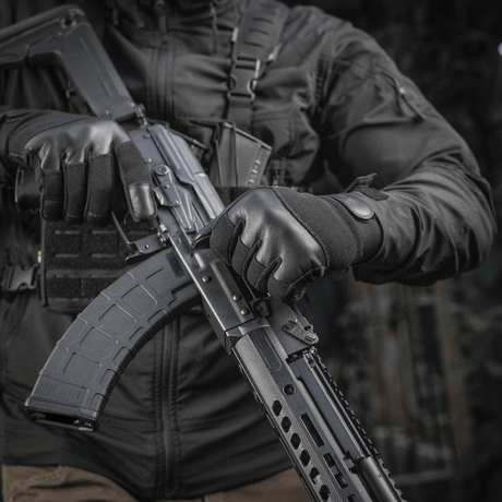 M-Tac Handsker Police Gen.2 taktiske handsker i brug af betjent med våben, skridsikkert greb, justerbare Velcro-håndled, forstærket bagside.