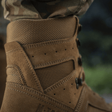 Nærbillede af M-Tac Taktiske Sommerstøvler i brun læder og Cordura® mesh til udendørsbrug.