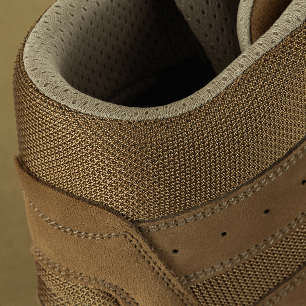 Close-up af M-Tac Taktiske Sommerstøvler lavet af ruskind og Cordura® mesh med OrthoLite® indlægssål for komfort og åndbarhed.