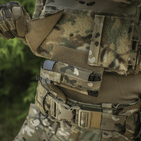 M‑Tac Tourniquet Pouch Elastic Gen.5 monteret på taktisk vest, med CAT tourniquet i Cordura 500D, hurtig adgang og sikker fastholdelse.