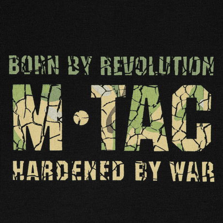 M-Tac T-Shirt Logo med camouflage mønster og teksten 'Born by Revolution - Hardened by War' i ikonisk design.