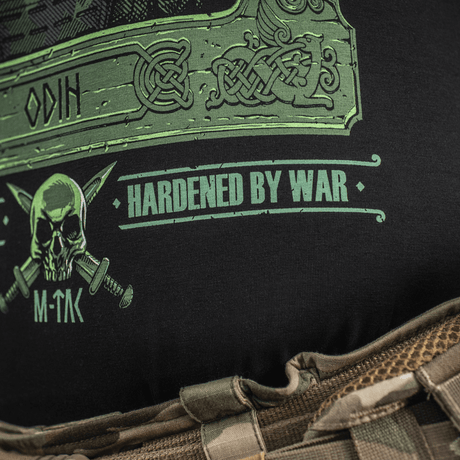 Detaljer af M-Tac T-Shirt Night Vision med Odin-print og teksten 'Hardened by War' i nordisk stil.