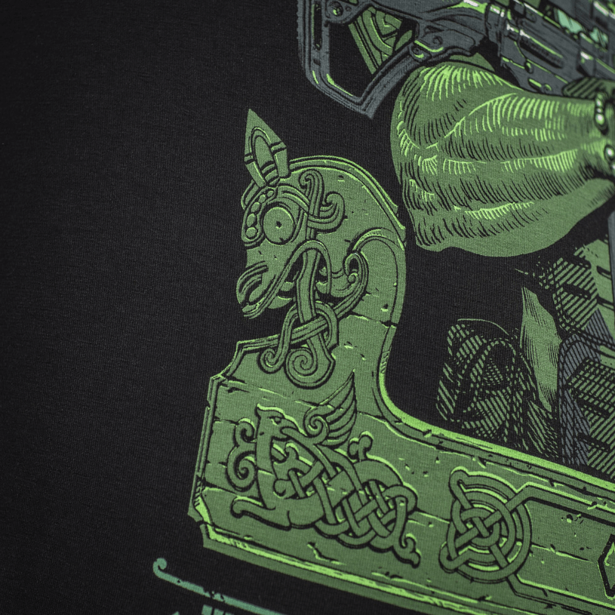 Detalje af M-Tac T-Shirt Night Vision med Odin i kampudstyr og vikingeskib grafik, fremhævet på en sort baggrund.