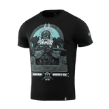 Sort M-Tac T-Shirt Odin Mystery med print af Odin, ravnene Hugin og Munin, og "Valhalla Calling" tekst, lavet af blød bomuldsblanding.