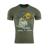 M-Tac T-Shirt Surf Club med ikonisk krigsfilm-inspireret design, inkluderer specialstyrkesoldat på surfbræt. Materiale: bomuld, elastan.