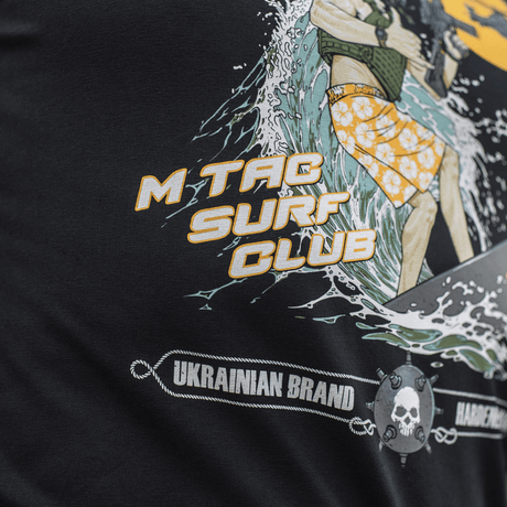 M-Tac T-Shirt Surf Club med motiv af soldat på surfbræt, inspireret af ukrainske specialoperationer og klassiske surfscener.
