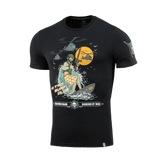 M-Tac T-Shirt Surf Club med design af soldat på surfbræt og helikoptere, inspireret af ukrainske specialoperationer og surfscener.