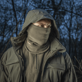 Mand iført M-Tac Tube Scarf Polartec halstørklæde i skov, beskytter mod vejret med Polartec Micro Series fleece, outdoor stil
