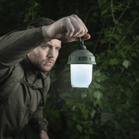 Mand holder M-Tac Turist Hængelampe i skoven, ideel til camping, fiskeri og jagt med 200 lumen LED lys.