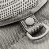 Detaljebillede af M-Tac Urban Line City Patrol Taske, tæt på det slidstærke 600D polyester og knap, perfekt til urban brug.
