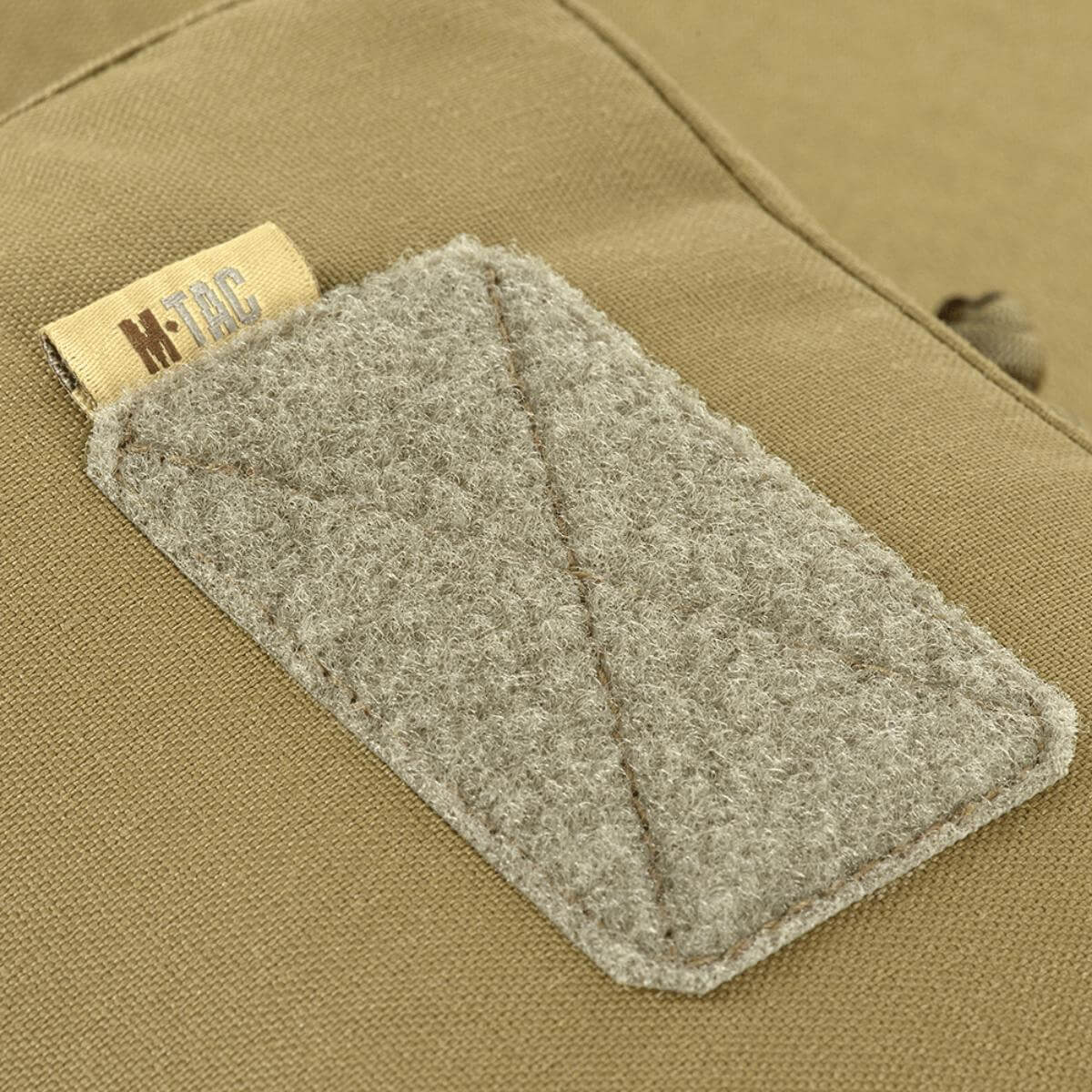 Nærbillede af M-Tac Utility Taske Elite Medium med et holdbart Cordura 500D stof og praktisk velcro patch.