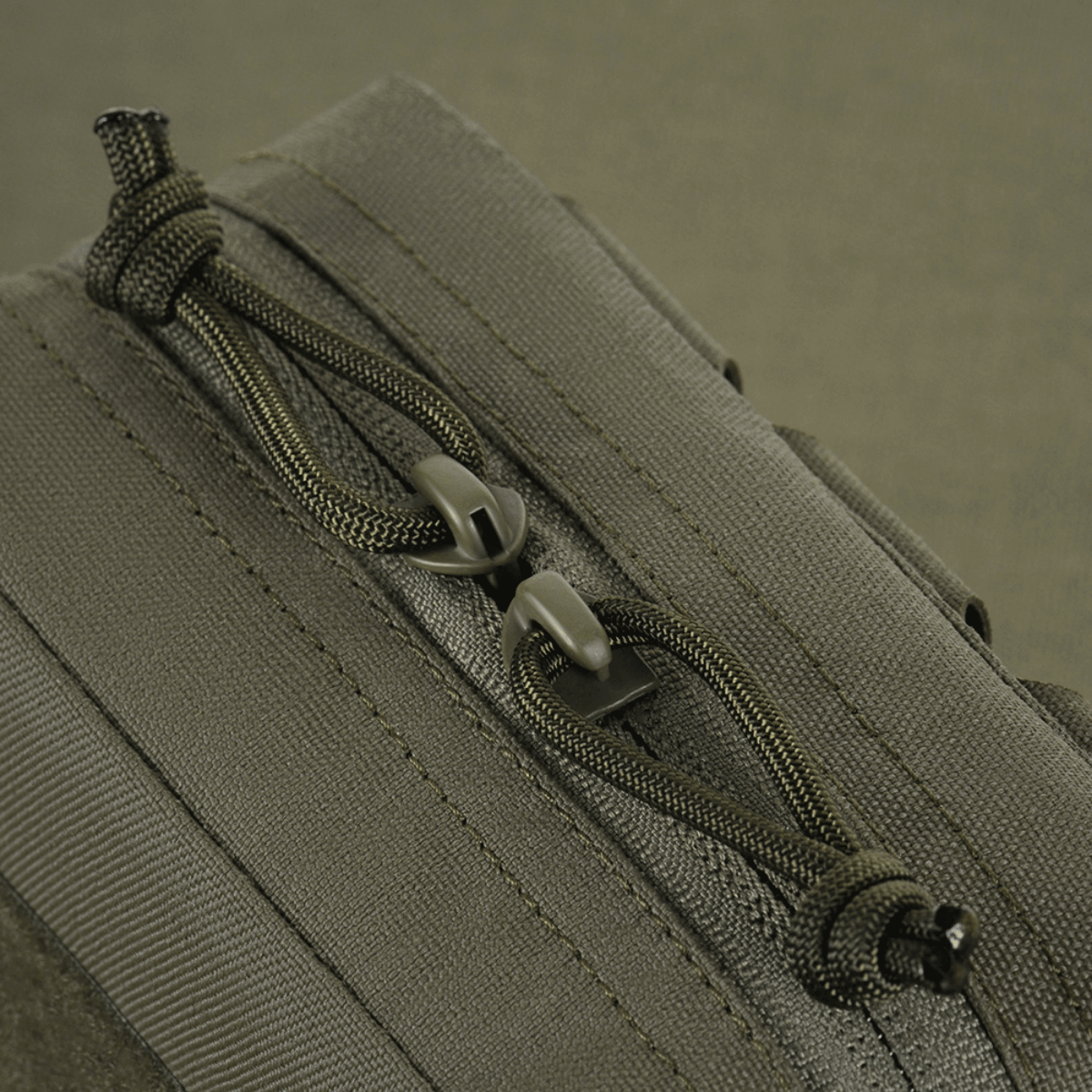 Detaljeret billede af lynlås og MOLLE-system på M-Tac Utility Taske Elite Small fremstillet i slidstærk Cordura 500D