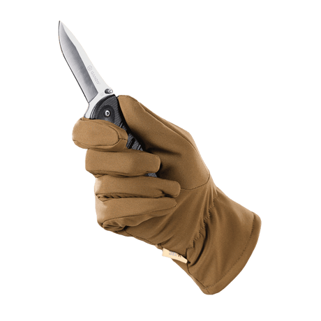 Person iført M-Tac Vinterhandsker Soft Shell, der holder en kniv, fremviser vinterhandskernes funktionalitet og beskyttelse.