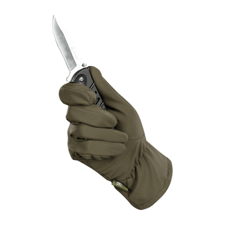 M-Tac Vinterhandsker Soft Shell holder en kniv, ideel til beskyttelse og komfort i dårligt vejr.