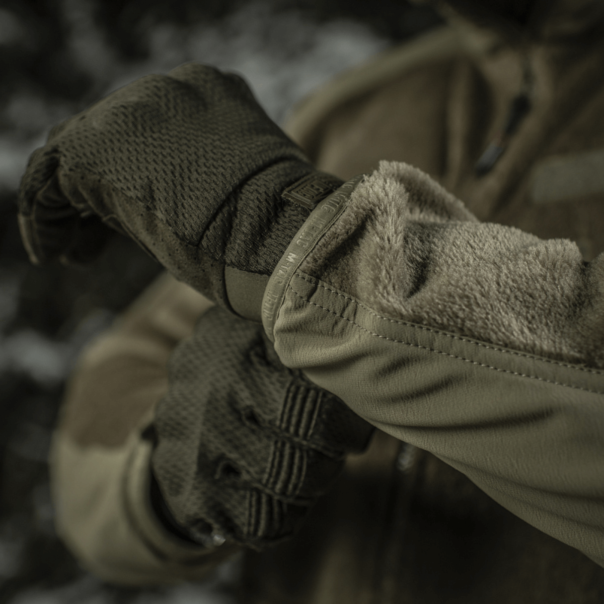 M-Tac Battle Fleece Polartec Jakke med fokus på slidstyrke og komfort, viser materialedetaljer og vejrbeskyttelse.