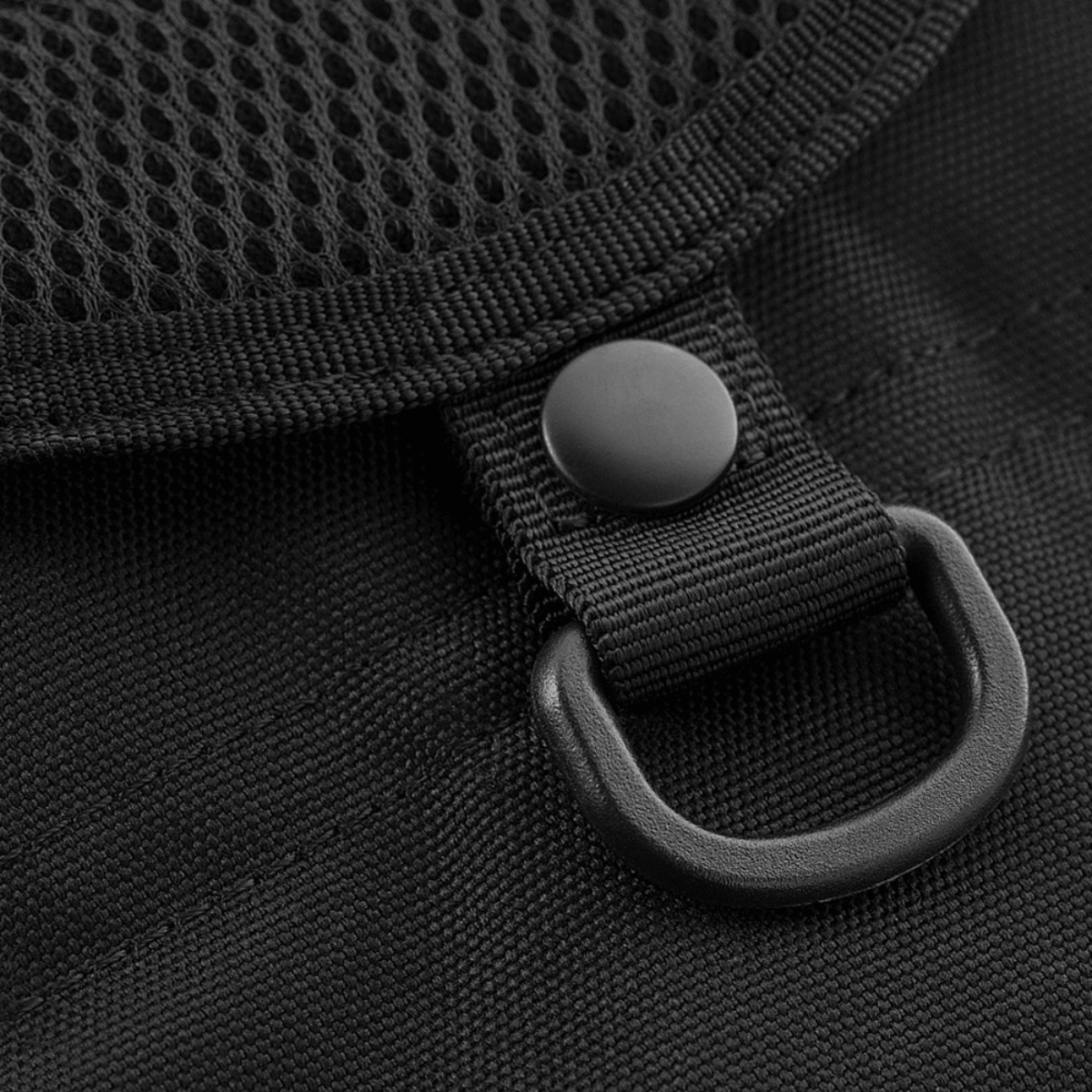 Nærbillede af M-Tac Urban Line City Patrol Fastex Taske i sort polyester med klikspænde og D-ring detalje