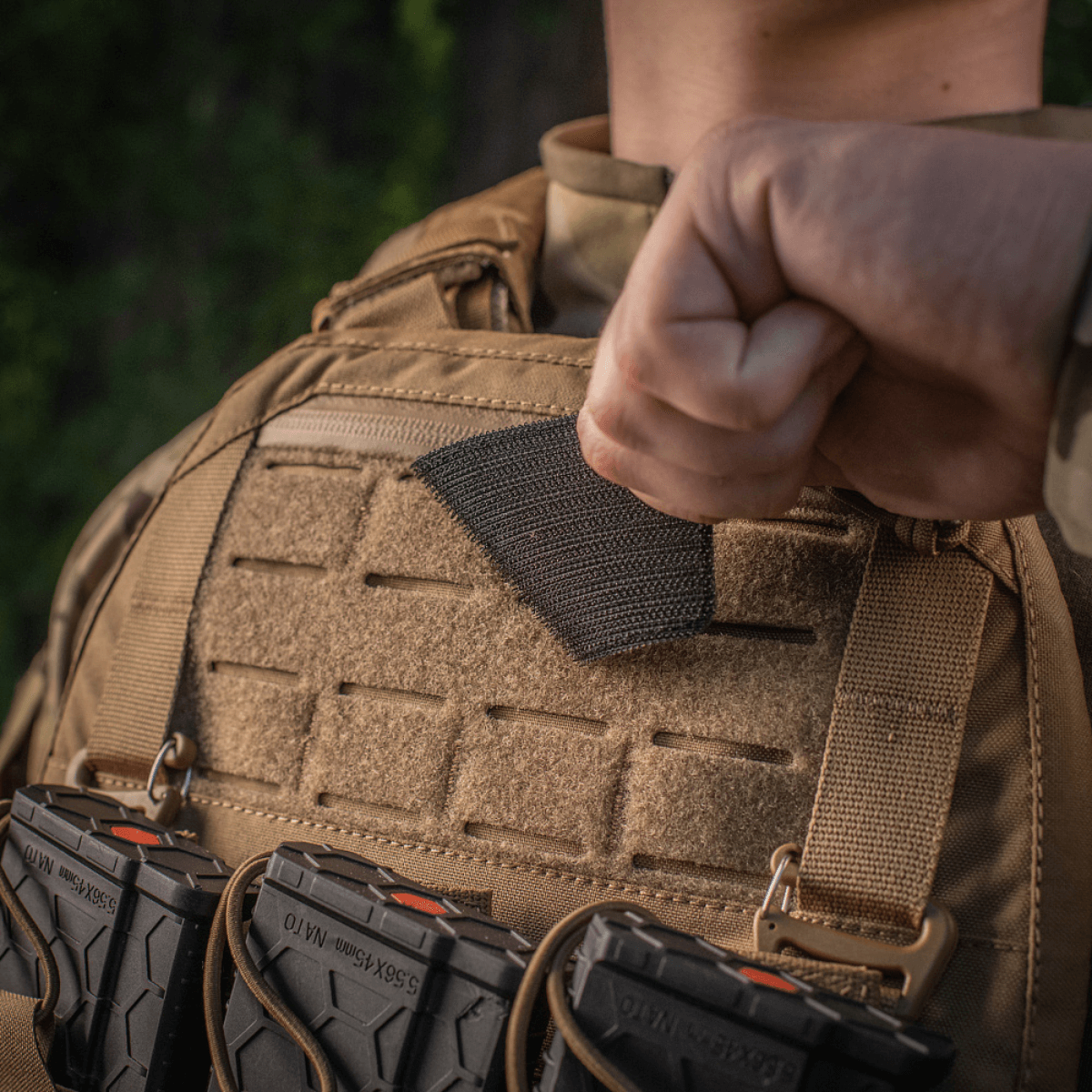 M-Tac Patch Ace of Spades på militærvest, velcro-montering, symboliserer kampgejst og klarhed, Cordura 500D, spar es og kranie.