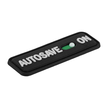 M-Tac Patch Autosave PVC med 3D-effekt og velcro, perfekt til tøj og udstyr. Dimensioner 8 x 2.5 cm, lavet af holdbar PVC.