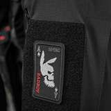 M-Tac Patch Bad Boy (Broderi) med kaninske kranium på ace of spades kort, symboliserer frihed og mod, fastgjort med Velcro på tøj.