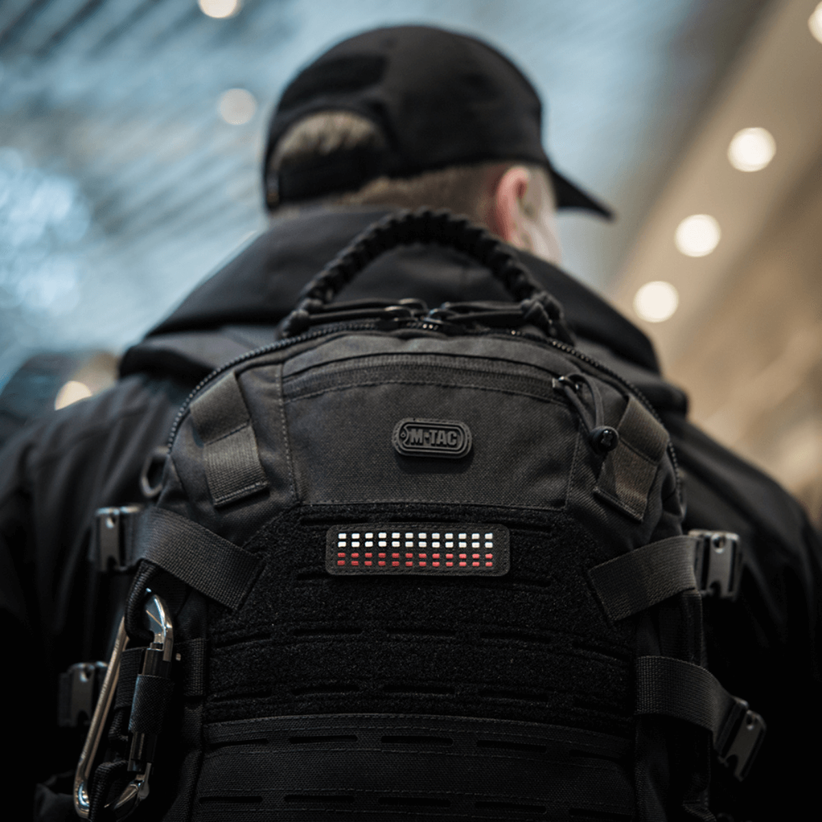 M-Tac Patch Flag 25x80 Mini Squares installeret på rygsæk, slidstærk Cordura 500D med velcro montering for taktisk look