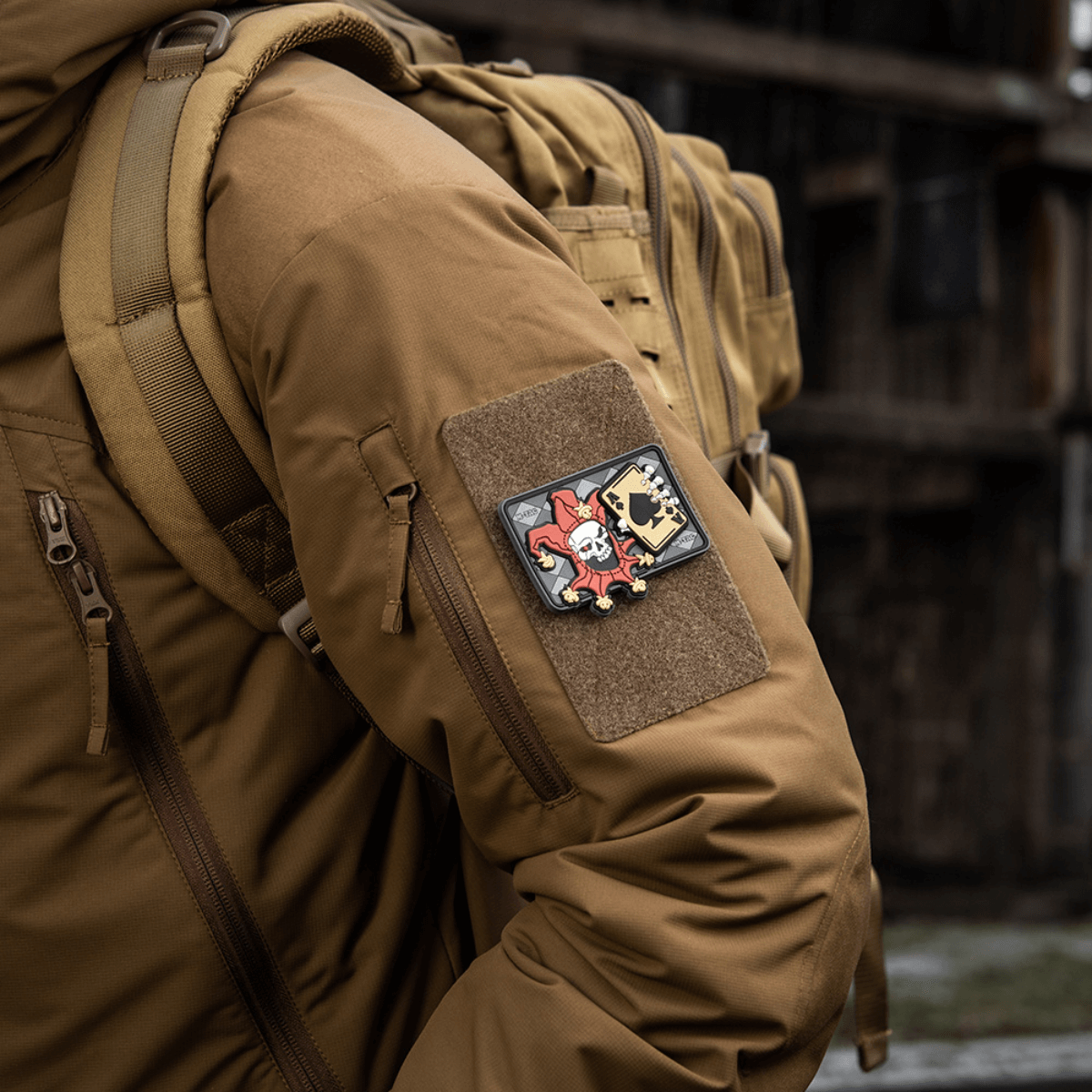 M-Tac Patch Joker Skull 3D PVC på jakkens ærme med Velcro, taktisk design i PVC, perfekt til tilpasning af udstyr. Dimensioner 78x55 mm.