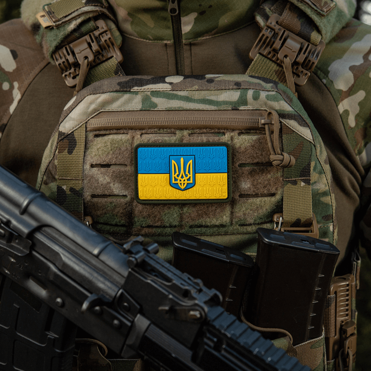 M-Tac Patch Ukraine Flag med Våbenskjold monteret på militærudstyr, holdbar PVC med 3D-relief, perfekt til tøj og rygsæk.