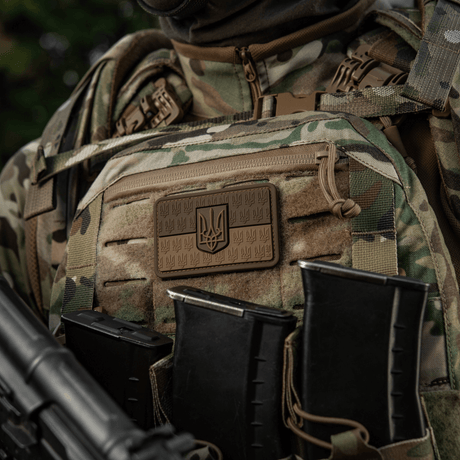 M-Tac Patch Ukraine Flag med Våbenskjold på camouflage vest med 3D Trident design, holdbar PVC morale patch, perfekt til militærudstyr.