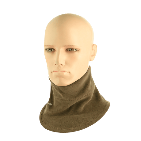 M-Tac Polartec Anatomic Tube Scarf på mannequin, viser anatomisk design og Polartec® Micro Series fleece materialet.