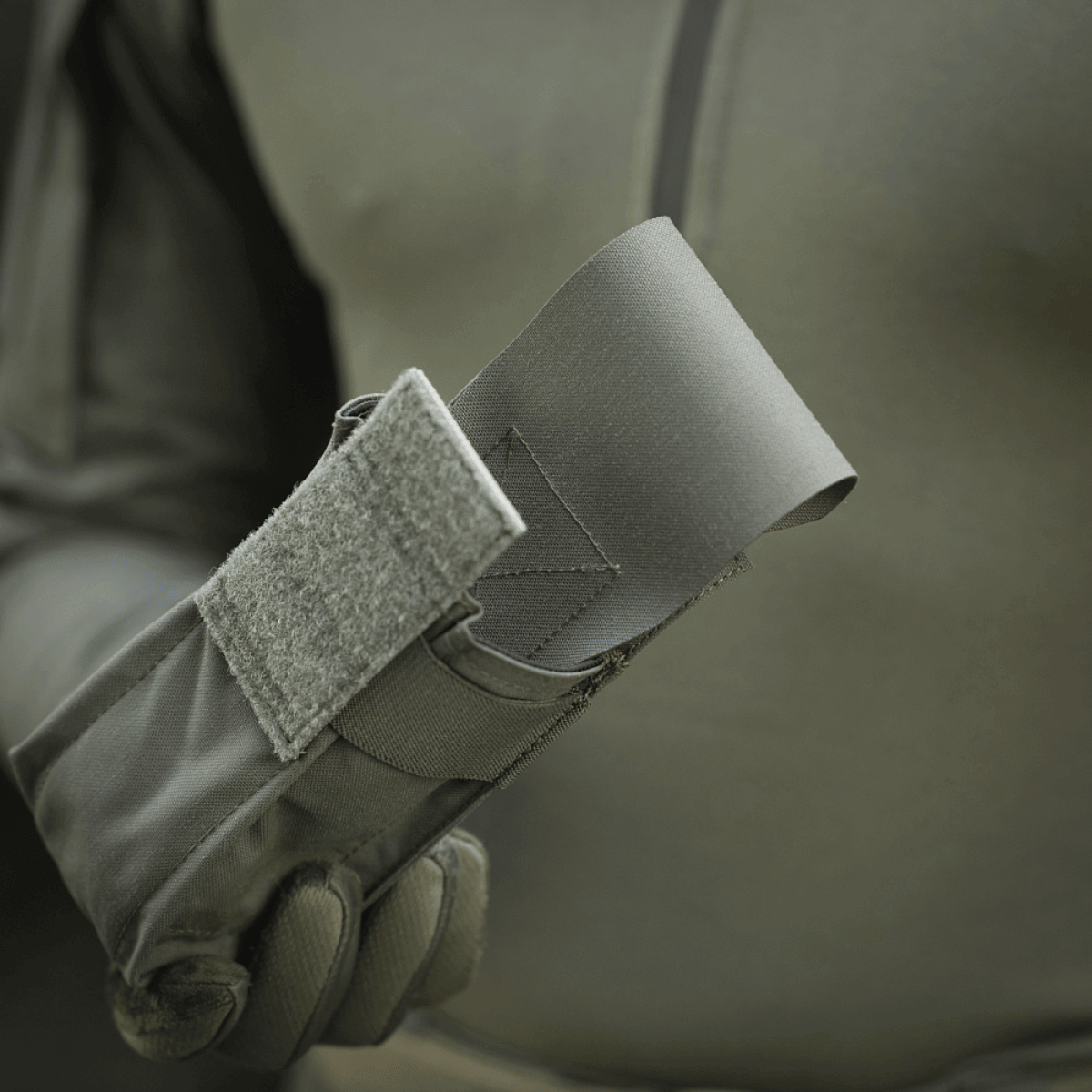 M-Tac taske til 2 magasiner lavet af slidstærk Cordura med velcro lukning, egnet til militær og politi brug.